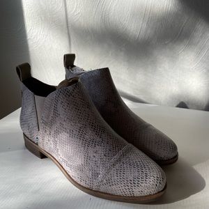 Tom’s Snake ankle booties Size 6